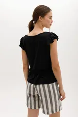 Remera color beige con cuello redondo, mangas cortas con volados y frunce con volados en la cintura.