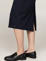 Vestido midi azul marino de corte ajustado, sin mangas, con cuello redondo y detalle de botones dorados en los hombros.