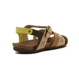 Sandalias bajas de cuero con tiras cruzadas en tonos beige, marrón, verde y amarillo.