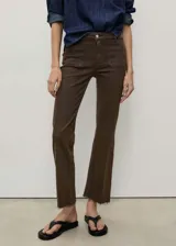 Pantalón de jean marrón de tiro medio, corte flare y diseño crop con dos bolsillos de parche frontales.