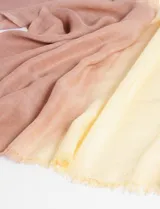Pashmina rectangular con degradé de color, de marrón a amarillo.