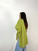 Sweater oversize color violeta con cuello redondo y mangas largas.