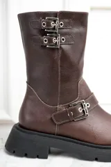 Bota de media caña en cuero marrón con hebillas decorativas, diseño cómodo y duradero.