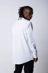 Camisa negra de manga larga con cuello mao y corte clásico.