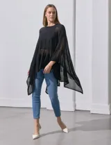 Poncho negro de tejido calado con lurex, terminación asimétrica y cuello redondo.