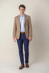 Saco color beige de poliéster, con solapa de muesca, cierre de dos botones, corte clásico y medio forro.