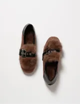 Zapato marrón con puntera cubierta de pelo, detalle de tira de cuero sintético negra con hebilla plateada y pequeño taco cuadrado.