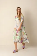 Vestido largo con estampado floral multicolor, de corte amplio y mangas cortas.