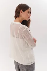 Sweater de punto calado color camel, con escote en V y mangas largas.