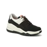 Zapatillas urbanas de cuero negro con detalles en blanco y suela chunky.