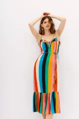 Vestido largo de tirantes finos con estampado de rayas verticales multicolores y falda con volantes.