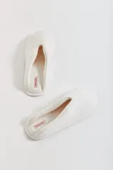 Pantuflas cerradas color blanco con diseño acolchado.