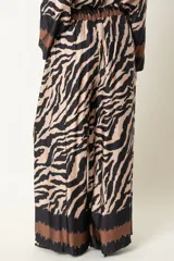 Pantalón palazzo de viscosa con estampado de cebra en tonos azul marino y beige, con detalles en marrón en la cintura y el ruedo.