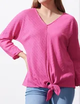 Blusa rosa con escote en V, mangas 3/4 japonesas y nudo en el ruedo.
