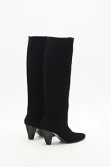 Bota de caña alta de gamuza color negro, con taco cónico.