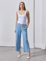 Pantalón capri celeste de lyocell, corte wide leg, con pretina elástica ajustable con cordón y bolsillos delanteros.