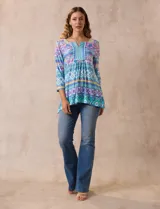 Blusa estampada de seda fría marca Ruby Rd, con cuello redondo y escote en V, y mangas tres cuartos.