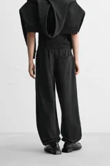 Pantalón de jogging negro, corte balloon fit, con cintura elástica ajustable con cordón, bolsillos laterales y trasero, costura frontal en las perneras y puños elásticos en los tobillos.