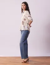 Blusa de algodón estampada marca Dash, con cuello a la base, escote en V y abertura con botones. Tiene un bolsillo en la parte delantera y mangas 3/4 regulables con presilla y botón.