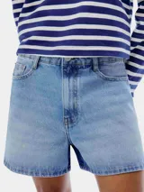 Short de jean azul claro, de tiro medio y corte recto.