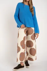 Sweater color beige de tejido de punto calado con lurex, de corte holgado y cuello redondo.