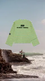 Buzo de manga larga a rayas horizontales verdes y blancas con cuello redondo y logo estampado en el pecho.