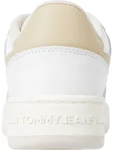 Zapatillas urbanas Tommy Jeans blancas y beige, de corte bajo, con cordones, suela gruesa y logo tonal en el lateral y la lengüeta.