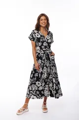 Vestido midi negro con estampado floral blanco, escote en V, mangas cortas y lazo en la cintura.