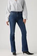 Pantalón de jean azul oscuro, de corte bootcut y tiro alto.