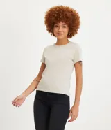 Remera básica de media malla color gris claro, con cuello redondo y mangas cortas.