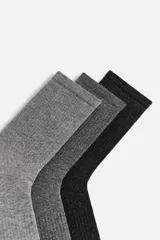 Pack de tres pares de calcetines tejidos en hilatura con mezcla de algodón y acabado en rib.