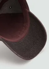 Gorra de béisbol blanca de algodón con cierre ajustable en la parte posterior.