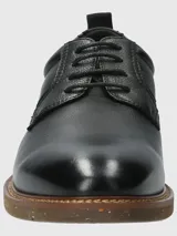 Zapato acordonado de cuero color marrón claro, con suela de goma y detalle de tirador en el talón.