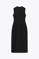 Vestido midi negro sin mangas, con cuello redondo, cinturón con hebilla metálica y cierre frontal con botones.