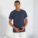 Camiseta de punto lisa color azul marino, de corte clásico y manga corta.