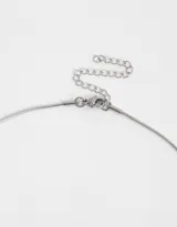 Cadena plateada de acero quirúrgico con dije de letra "B" con strass incrustados.