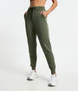 Pantalón jogger deportivo color verde militar, con cintura elástica ajustable con cordón, bolsillos laterales y puños elásticos.