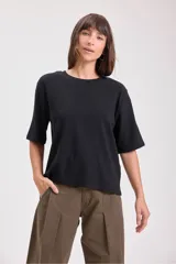 Remera negra de corte holgado y mangas cortas.