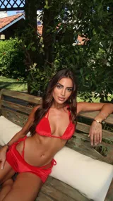 Conjunto de bikini rojo de terciopelo, compuesto por un corpiño triangular con tiras regulables y una bombacha con tiras laterales.