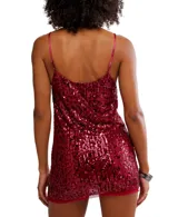 Vestido corto dorado con lentejuelas, escote recto y tirantes finos. Presenta una abertura lateral en la falda y está confeccionado en poliéster y elastano.