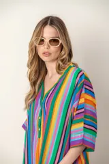 Vestido largo con estampado de peces azules sobre fondo blanco, cuello en V y mangas cortas.