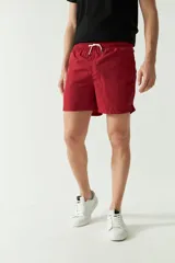 Short de baño liso color celeste, con cintura elástica ajustable con cordón, dos bolsillos laterales y uno trasero.