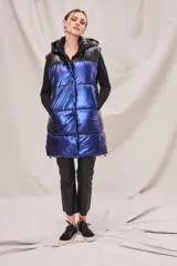 Chaleco engomado color azul con diseño oversize y cuello alto, ideal para las capas de abrigo.
