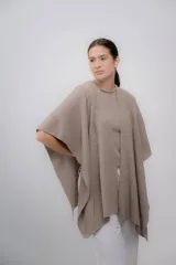 Ruana de 100% baby alpaca, suave y ligera, ideal para aportar elegancia y comodidad en días frescos.