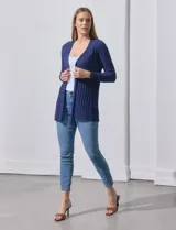 Cardigan azul en tejido acanalado con mangas largas.