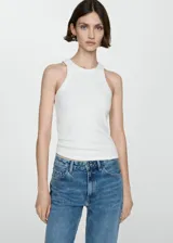 Musculosa negra de canalé con cuello redondo y corte ajustado.