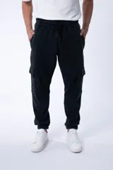 Pantalón cargo estilo jogger color gris oscuro con efecto lavado, bolsillos laterales con fuelle y cintura elástica con cordón ajustable.