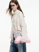 Camisa estampada a cuadros multicolor con botones en la parte delantera y cuello camisero.