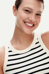 Musculosa de punto de algodón acanalado, color crudo con rayas horizontales negras, de corte entallado, con cuello redondo y ribete fino en escote y sisas.