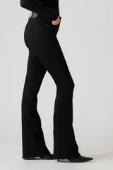 Pantalón de jean negro de tiro alto y corte flare.